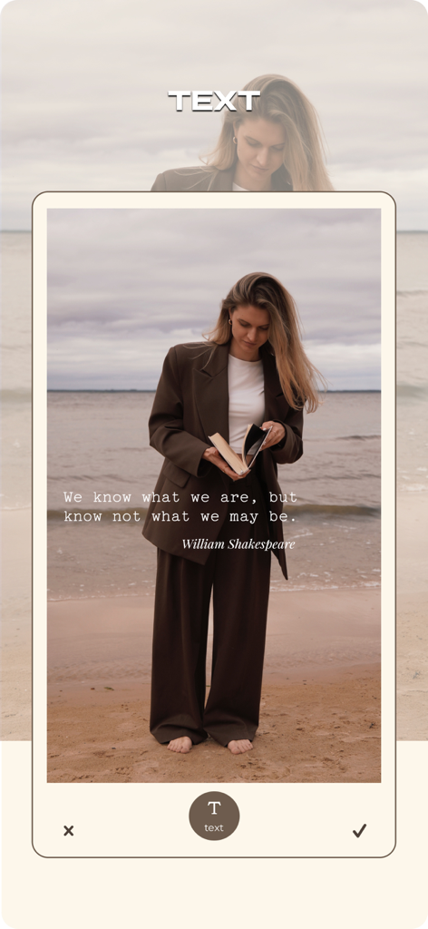 Interfaz de edición de fotos con superposición de texto minimalista en un retrato de playa