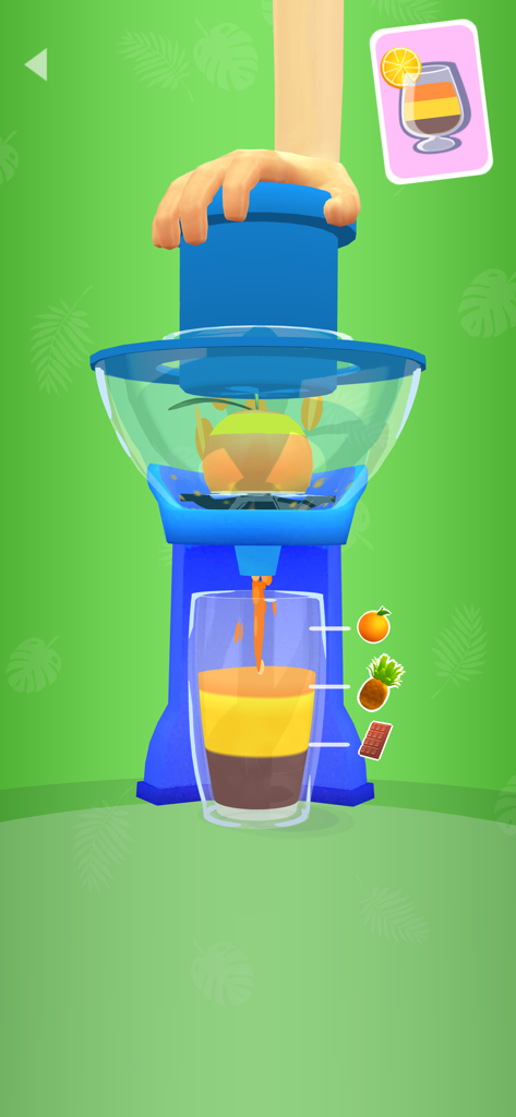 Una mano presionando una licuadora azul para hacer un batido de frutas en capas con naranja y piña