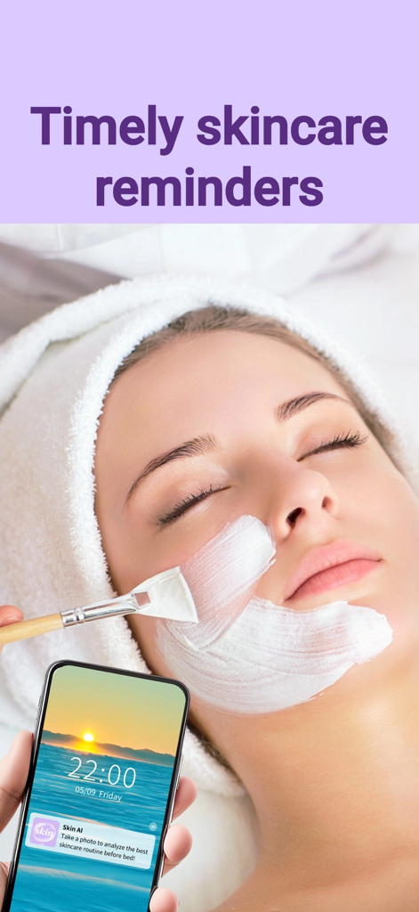 Skin AI - Best AI Skin Expert - Una mujer recibiendo un tratamiento facial con un smartphone mostrando una notificación de recordatorio de rutina de cuidado de la piel de la aplicación Skin AI