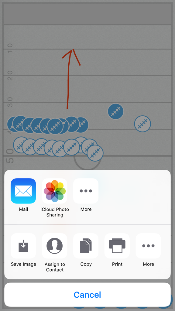 American Football Tactic - Oberfläche der American Football Taktik App, die das iOS-Share-Menü über einem gezeichneten Football-Spielzug zeigt.