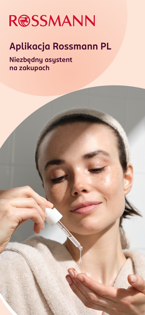 Mujer aplicándose sérum facial en una pantalla promocional de la app móvil Rossmann PL