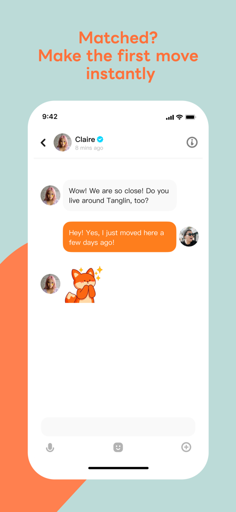 Interfaccia di chat che mostra messaggi e un adesivo sull'app di incontri Tantan