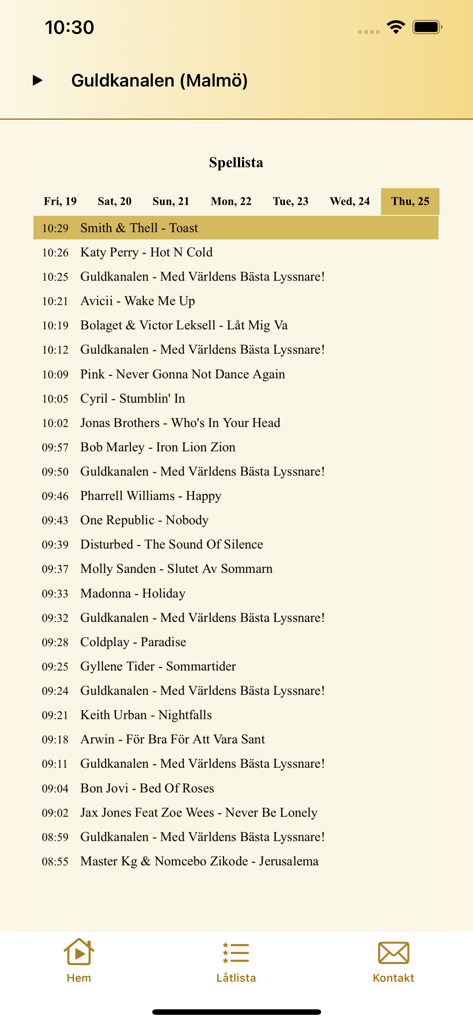 Guldkanalen - Una captura de pantalla de la aplicación de radio Guldkanalen que muestra la lista de reproducción de canciones con títulos de pistas y horarios de transmisión.