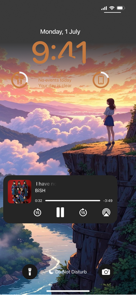 Ästhetischer KI-generierter Anime-Sonnenuntergangs-Hintergrund auf einem iPhone-Sperrbildschirm mit Widgets