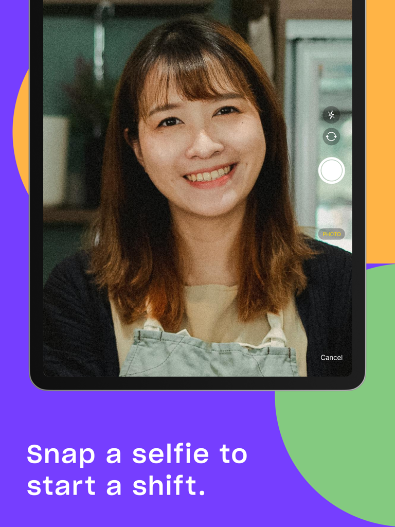 Un dipendente che si fa un selfie su un iPad per timbrare l'inizio di un turno