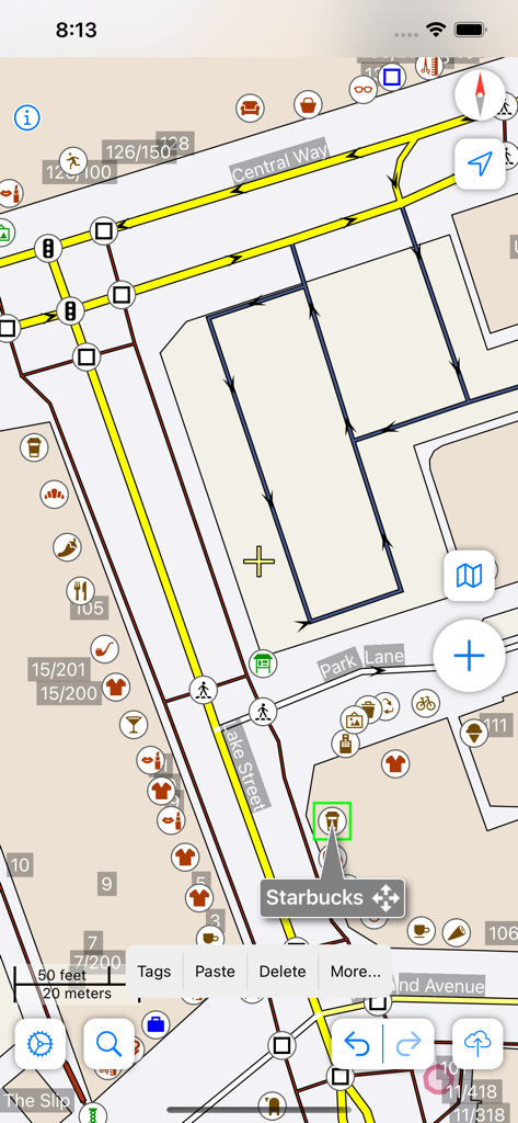 Go Map!! - La interfaz móvil de Go Map mostrando una vista editable de OpenStreetMap con varios iconos de puntos de interés y un negocio seleccionado.