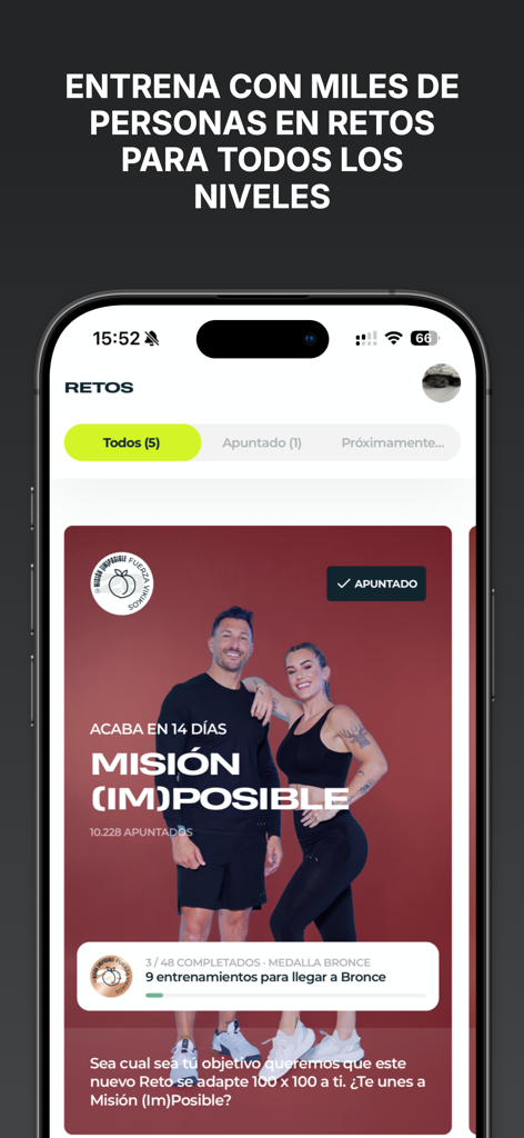 La app Entrena Virtual mostrando desafíos de fitness para diferentes niveles con entrenadores que hablan español.