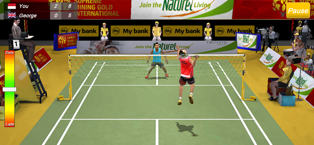 Un giocatore di badminton che esegue uno smash in salto durante una partita nel gioco mobile Badminton World Champion Sim.