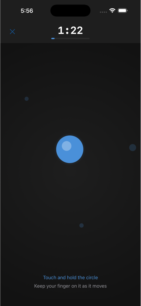 Una pantalla de la aplicación Focus Trainer que muestra un ejercicio de concentración donde el usuario toca y mantiene un círculo azul.