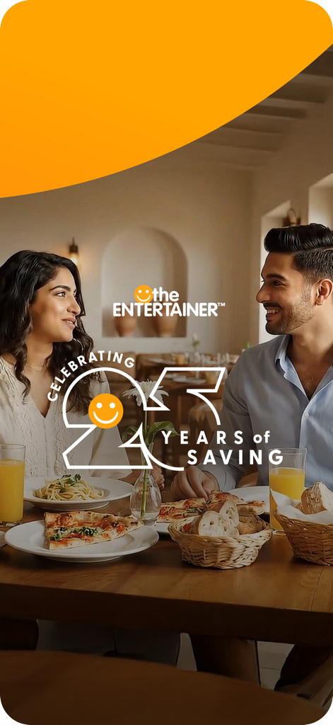 The ENTERTAINER - Un homme et une femme partagent un repas dans un restaurant arborant le logo The Entertainer, célébrant 25 ans d'existence.