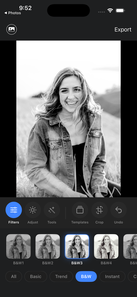 Bloom Studio: Photo Editor App - Interface do aplicativo Bloom Studio mostrando predefinições de filtro preto e branco sendo aplicadas a um retrato de uma mulher sorrindo.