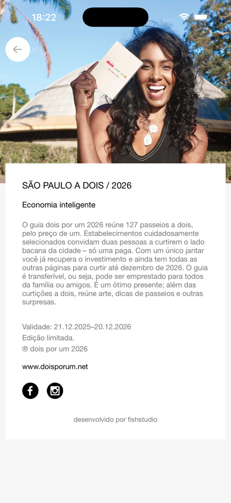 dois por um - São Paulo a dois - サンパウロのカップル向け「Dois por Um 2026」エディションガイドに関する情報画面。ガイドブックを持つ笑顔の女性が表示されています。