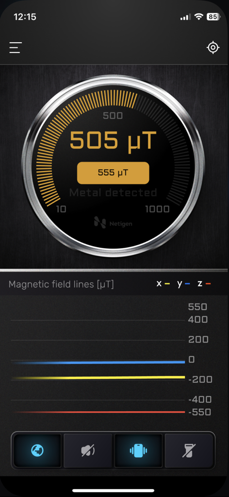 Smart Metal Detector - Interfaz de la aplicación Detector de Metales Inteligente mostrando un medidor de campo magnético y un gráfico de línea