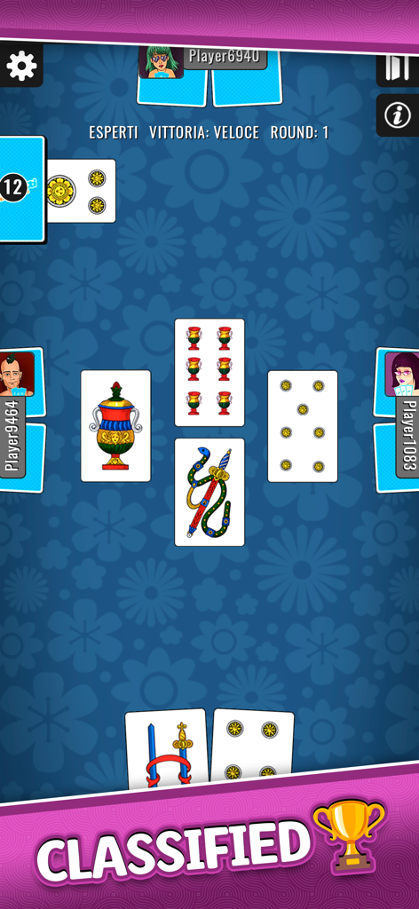 Schermata di gioco di una partita multigiocatore in Briscola Piu con carte tradizionali italiane e avatar dei giocatori.