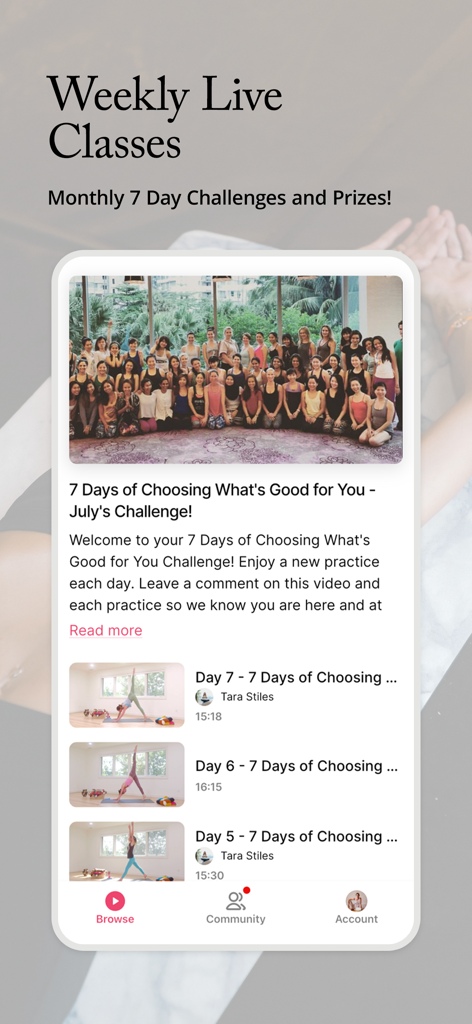 Interfaz de la aplicación Strala Yoga mostrando clases en vivo semanales y desafíos de bienestar mensuales dirigidos por Tara Stiles
