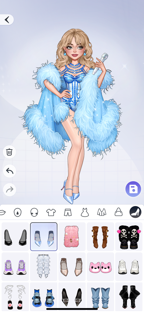 YoYa Sparkle: Style Pop - Un avatar rubio con un glamuroso vestido azul claro con plumas sosteniendo un micrófono en la pantalla de personalización de YoYa Sparkle