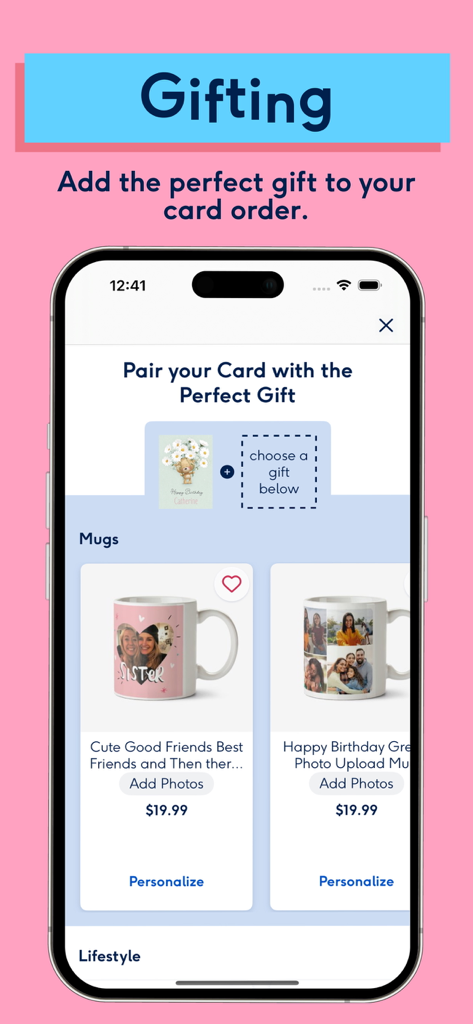 Interfaccia dell'app Moonpig che mostra tazze fotografiche personalizzate da aggiungere a un ordine di biglietti
