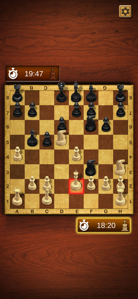 Classic Chess Master - Juego móvil Classic Chess Master mostrando una partida de ajedrez en curso sobre un tablero de madera con temporizadores.