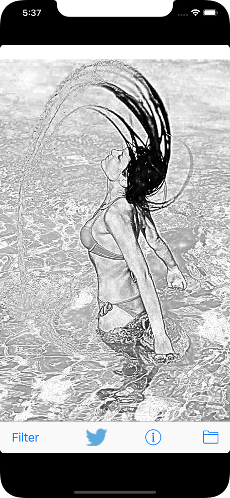 Sketch Shine - pencil drawing - Una foto de una mujer salpicando agua con un efecto de boceto a lápiz en blanco y negro aplicado