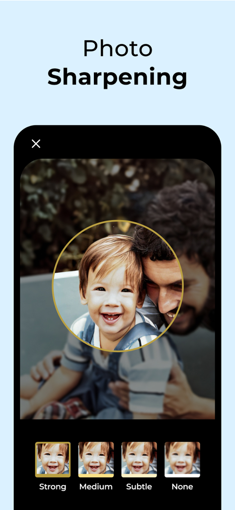 Capture d'écran de l'application Photomyne montrant la fonction d'amélioration des visages par IA sur une vieille photo floue d'un enfant et d'un père