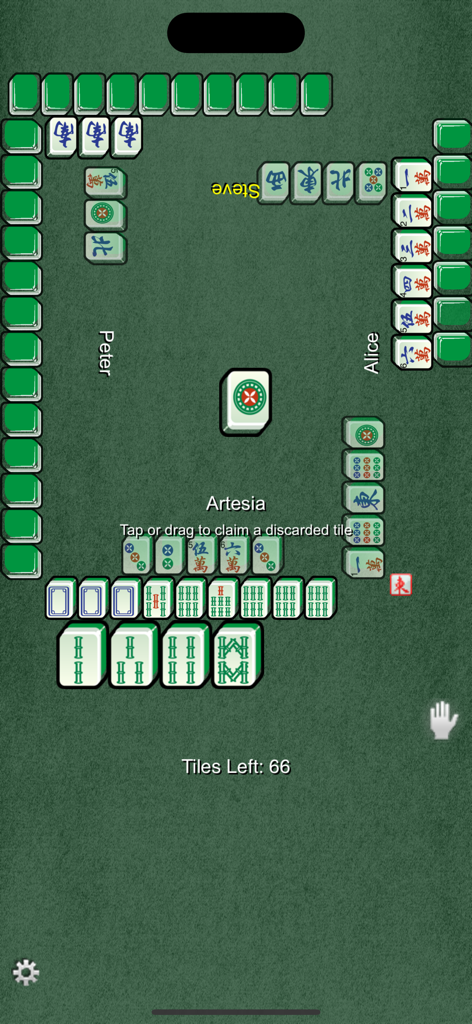 Un juego de Mahjong tradicional multijugador para cuatro jugadores en progreso en una interfaz de mesa verde