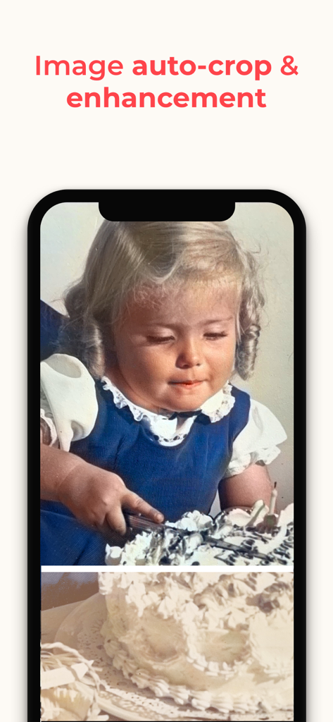 Interface de l'application démontrant le recadrage automatique et l'amélioration par IA d'une ancienne photo d'enfant