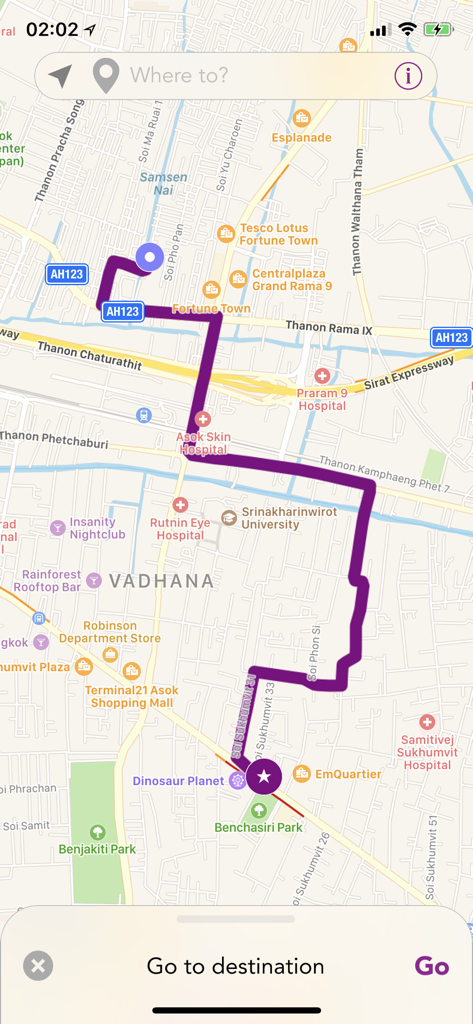 Interfaz de mapa en la aplicación HUD Nav mostrando una ruta de navegación morada a través de una ciudad