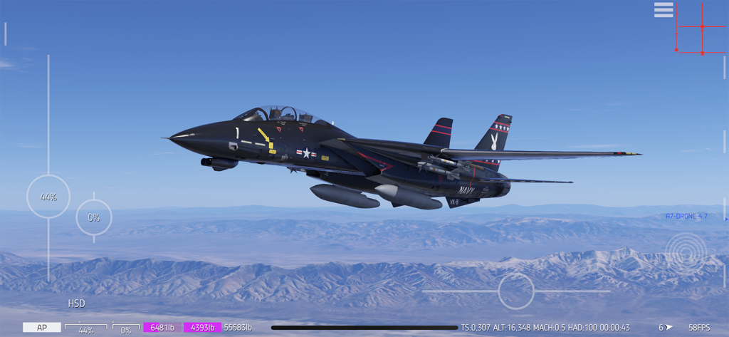 Carrier Landing HD - Schwarzer F-14 Tomcat Kampfjet fliegt über eine Wüstengebirgskette im Carrier Landing HD Flugsimulator