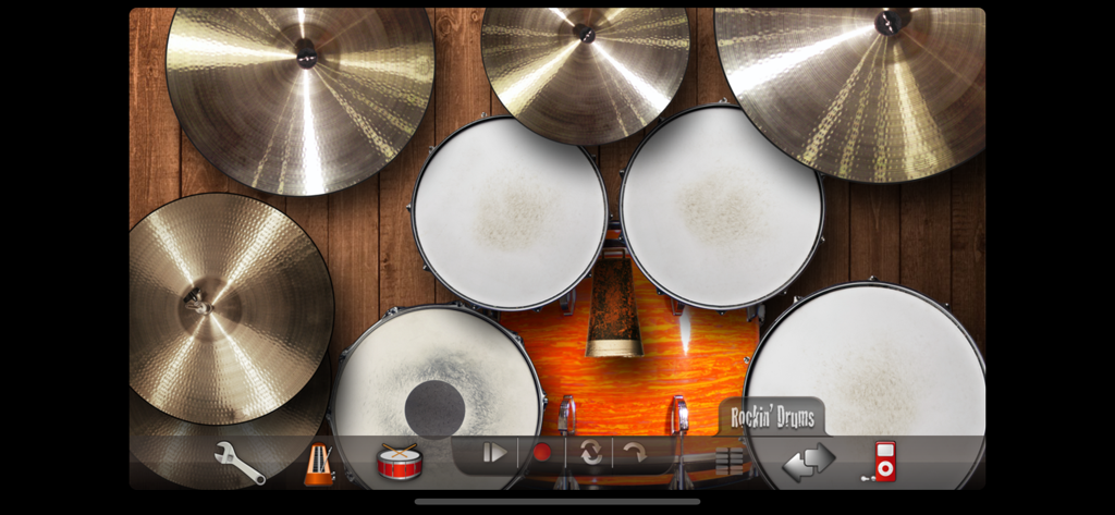 Rockin' Drums - Vista de arriba hacia abajo de una batería virtual realista sobre un suelo de madera dentro de la aplicación móvil.