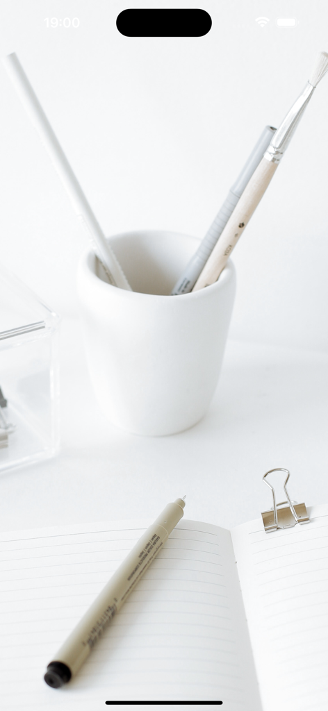 PDF Scanner Converter & Editor - Minimalistischer weißer Arbeitsplatz mit Notizbuch, Stift und Schreibwaren zum Scannen von Dokumenten