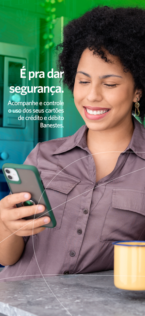 Banestes - Smiling woman using the Banestes app to track and control her credit cards