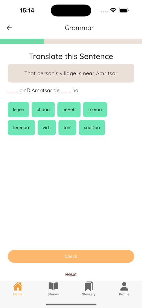Uma tela mostrando um exercício interativo de tradução de frases em Punjabi e gramática no aplicativo Fluently.