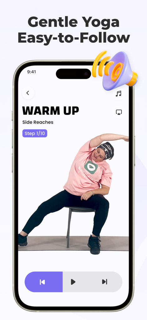 Chair Yoga for Seniors at Home - Una mujer realizando un suave estiramiento lateral mientras está sentada en una silla durante una sesión de calentamiento de yoga.