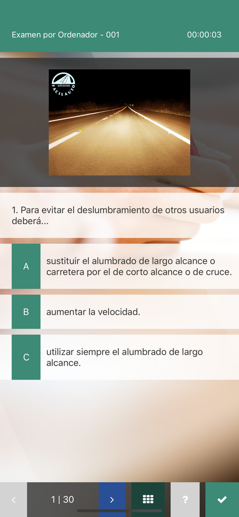 Facilauto - Interfaz de la aplicación Facilauto mostrando una pregunta de examen teórico de conducción de España sobre la iluminación del vehículo.