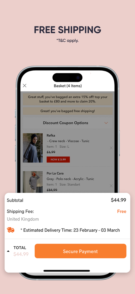 Una schermata di un'app mobile che mostra un carrello della spesa con capi di abbigliamento modesti e un banner di spedizione gratuita