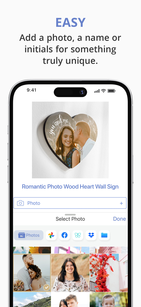 App-Oberfläche zeigt, wie ein individuelles Foto zu einem herzförmigen Holzschild hinzugefügt wird.