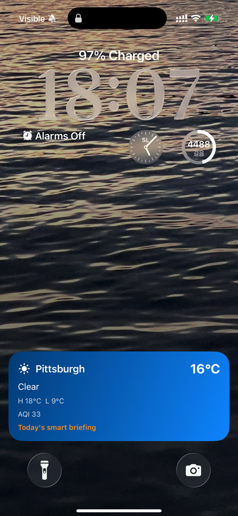 MyWeather One - Pantalla de bloqueo del iPhone que muestra el widget meteorológico MyWeather One con el pronóstico de Pittsburgh y un resumen inteligente