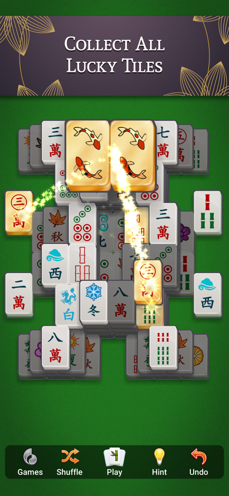 Schermata di gioco di Mahjong Solitaire che mostra un abbinamento tra due tradizionali tessere portafortuna con scintille dorate.