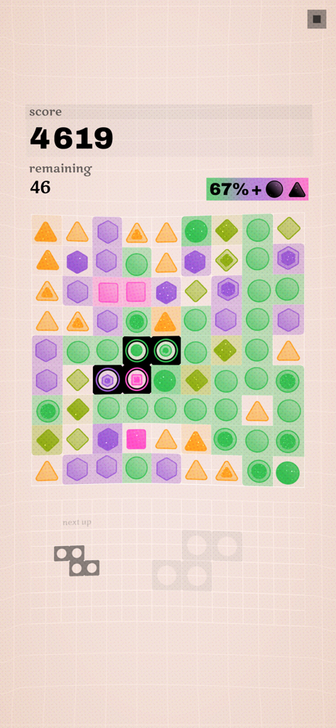 Kavel - Uma captura de tela de jogabilidade de Kavel mostrando uma grade minimalista cheia de formas geométricas coloridas e um contador de pontuação.
