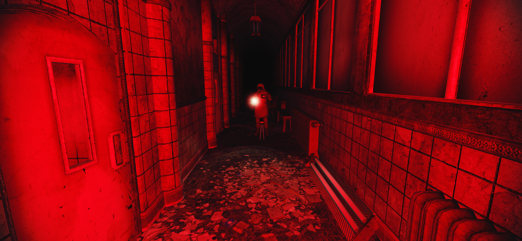 The Phenomenon - Un oscuro pasillo institucional iluminado con luz roja con un investigador a la distancia sosteniendo una linterna en el juego de terror The Phenomenon.