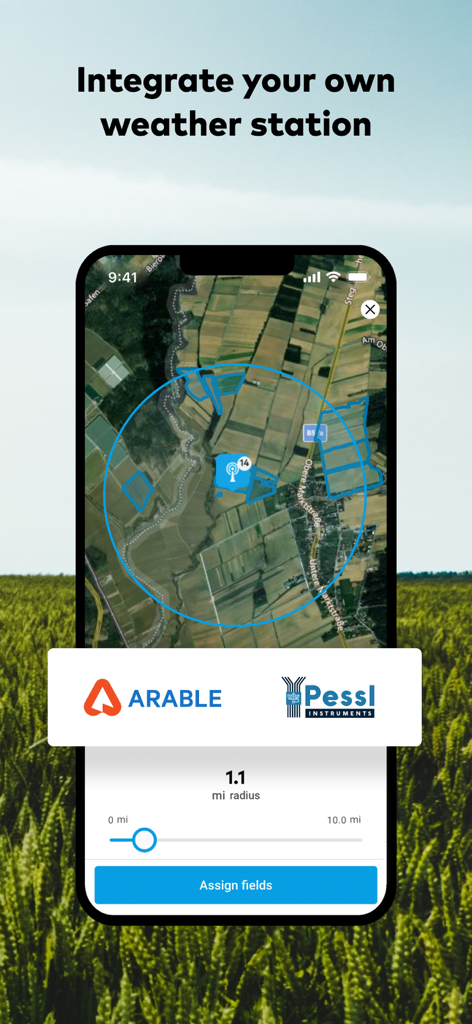Ein Smartphone zeigt die Benutzeroberfläche der xarvio FIELD MANAGER App zur Integration von Arable- und Pessl-Wetterstationen mit Feldkarten.
