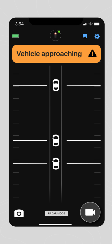 Varia™ - 자전거 뒤 세 대의 차량을 시각적인 레이더 추적으로 추적하며 차량 접근 경고를 표시하는 Garmin Varia 앱