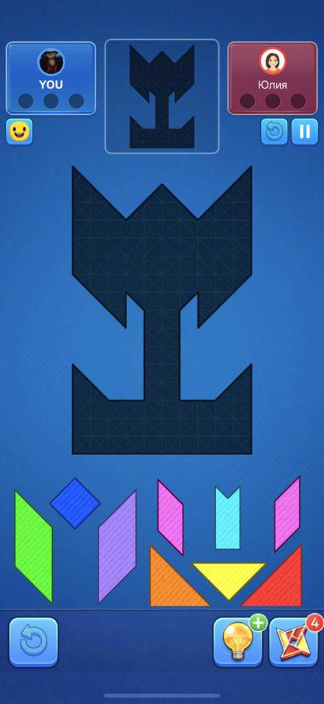 Gameplay-Screenshot von Tangram Puzzle Polygrams Game, der ein Multiplayer-Match mit bunten geometrischen Formen und einer großen Schattenumrisslinie zum Ausfüllen zeigt.