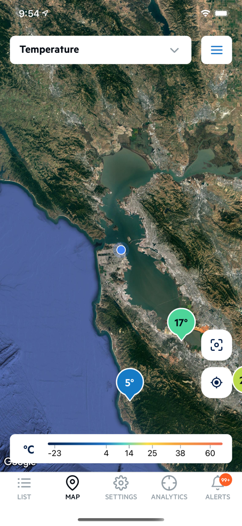 Vue de carte satellite montrant des points de données de température des champs locaux dans l'application Arable Mobile.