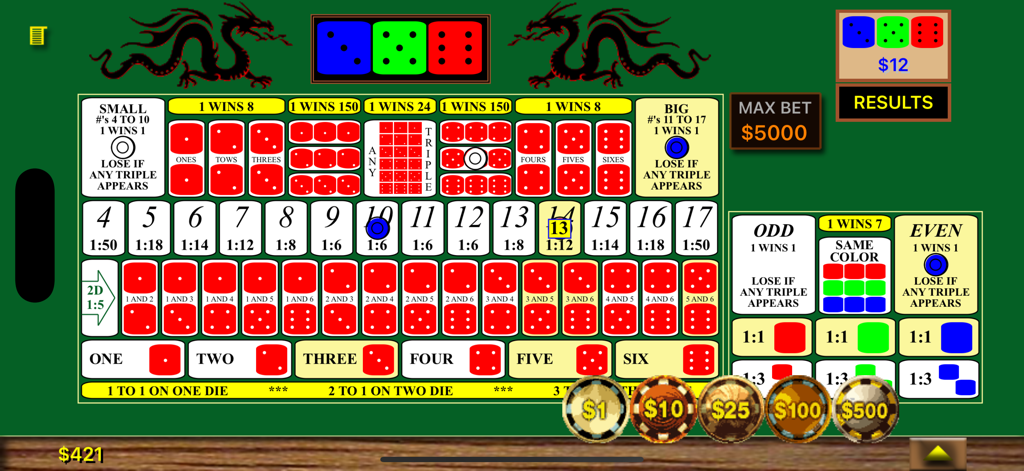 Sic Bo / Hi-Lo - Table de pari Sic Bo numérique avec jetons de casino et trois dés de couleur sur fond de feutre vert.
