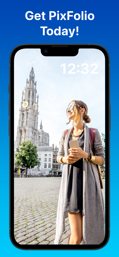 PixFolioアプリでデジタル時計オーバーレイが表示された、フルスクリーンの旅行写真スライドショーを示すiPhone。
