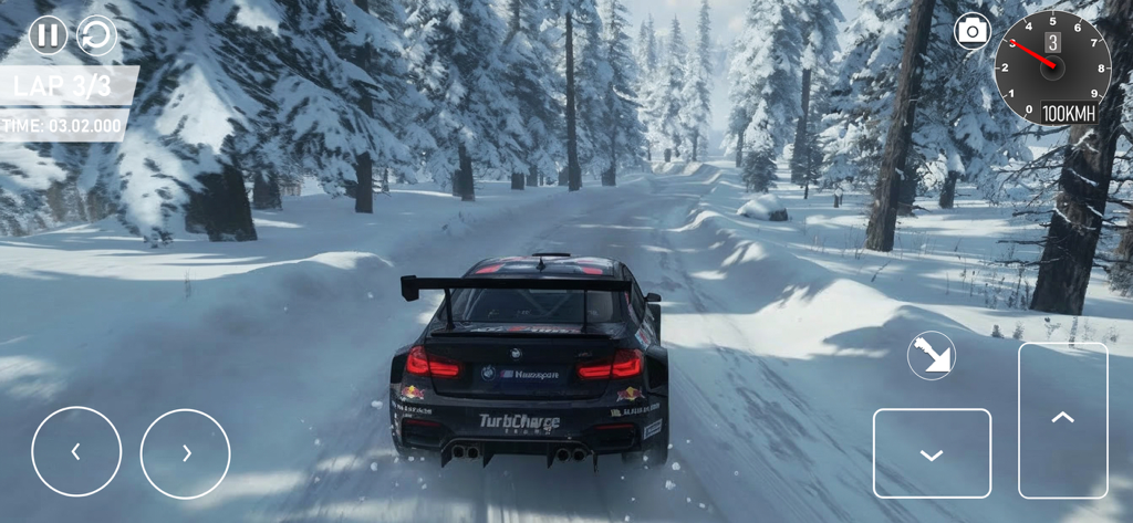 RPM Rally Car Racing Game 2026 - Une voiture de rallye professionnelle roulant sur un chemin forestier enneigé.