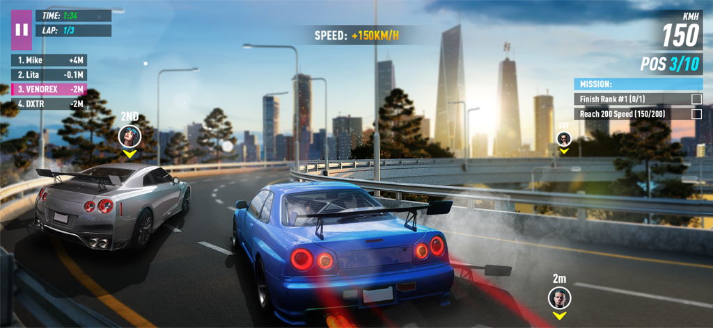 Un coche deportivo azul compitiendo contra un coche plateado en una autopista urbana al atardecer en Nitro Xtreme Racer.