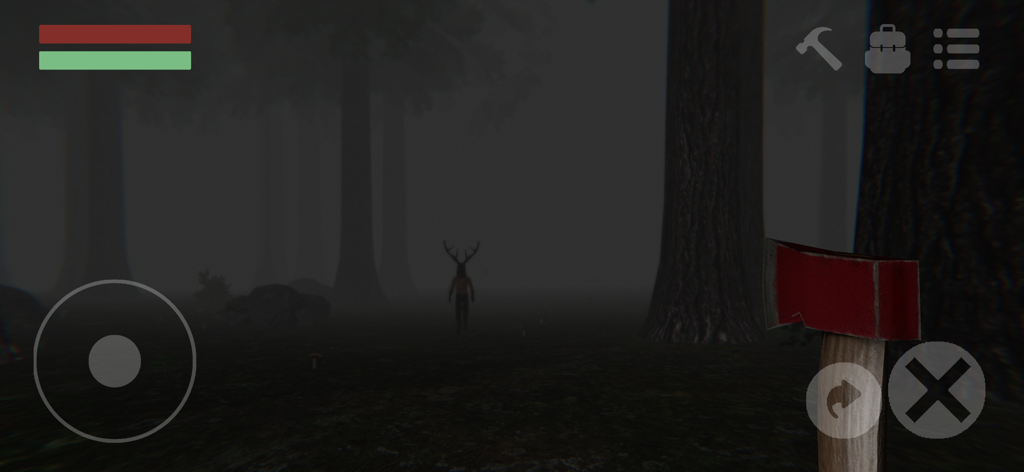 Trapped in the Forest! - Vista en primera persona de un bosque oscuro y neblinoso con un hacha en la mano y una misteriosa criatura con cuernos a lo lejos.