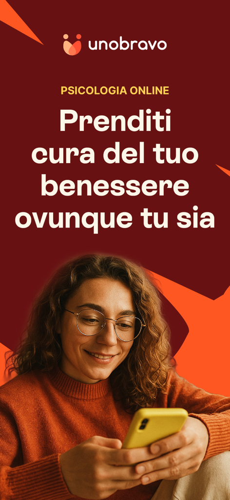 Una mujer sonriendo mientras usa la aplicación móvil Unobravo para terapia online y apoyo a la salud mental